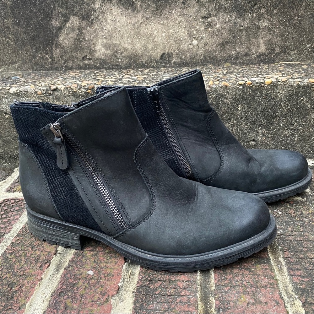 Earth Black Ankle Boots with Side Zippers